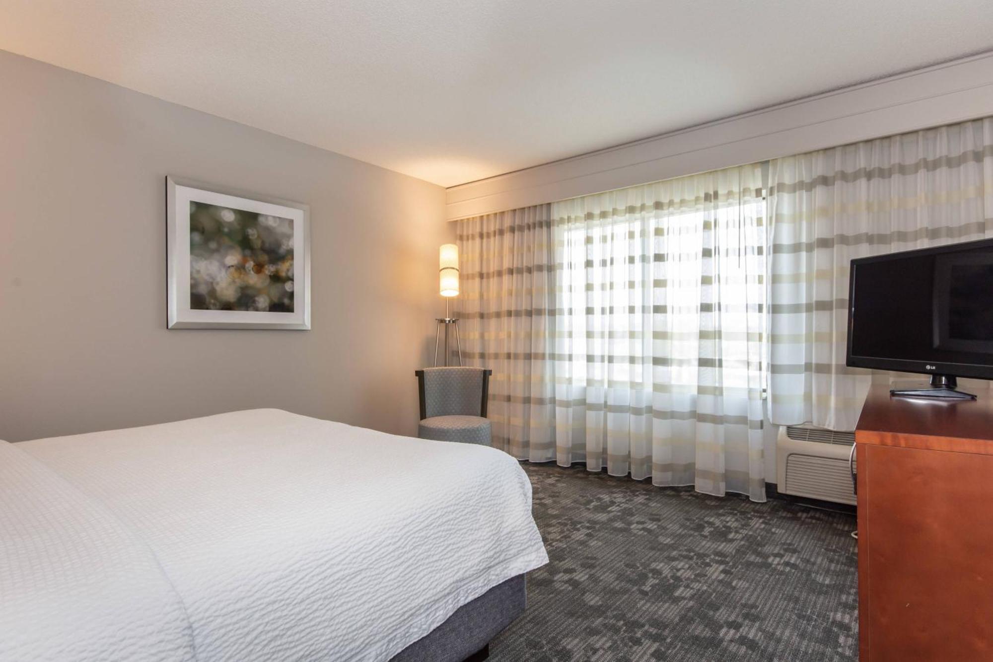 Courtyard By Marriott Charlotte Lake Norman Huntersville Exterior photo